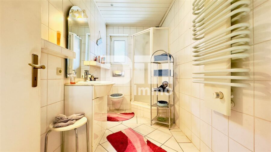 Vielseitiges Raumwunder mit Potenzial: Ein- bis Zweifamilienhaus im Herzen von Amt Creuzburg - EG Bad / Dusche / Handtuchwärmer